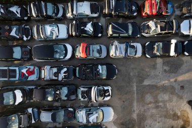 Küçük bir araba yıkım parkının hava fotoğrafları.