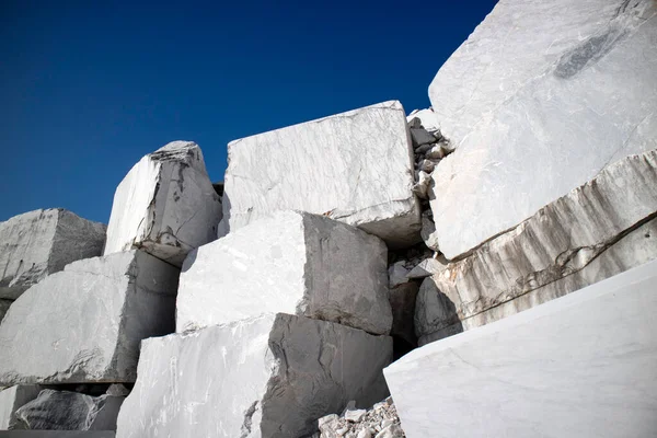 Yeni Çıkarılmış Işlenmeye Hazır Beyaz Mermer Bloklarının Fotoğraf Dökümanları — Stok fotoğraf