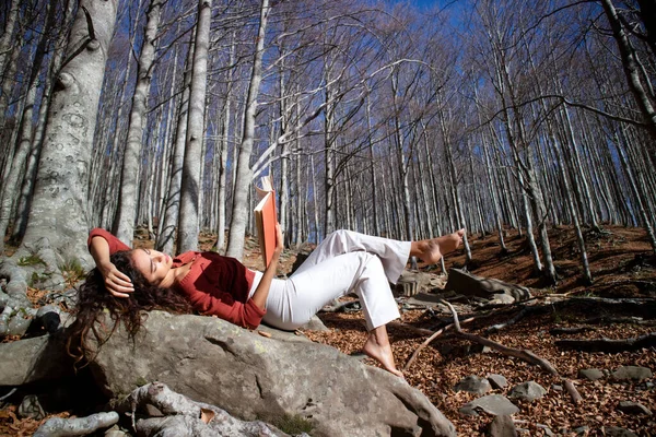 Güz Mevsiminde Bir Ormanda Kitap Okumak Isteyen Güzel Bir Kızın — Stok fotoğraf