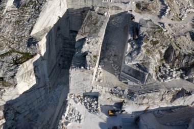 Beyaz heykel bloklarının çıkarılması için bir taş ocağının fotoğraf dokümanları 