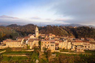 Versilia Tuscany 'deki küçük Monteggiori köyünün hava fotoğrafları. 