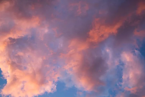 Photographic documentation of the warm colors of the clouds at sunset