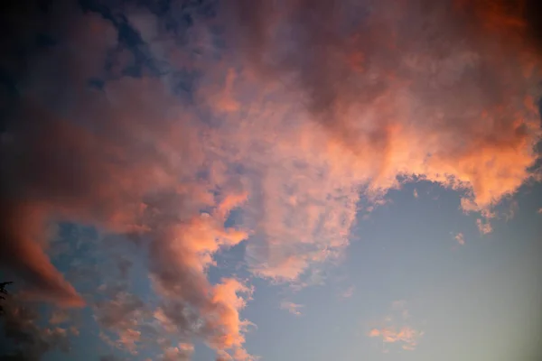 Фотографічна Документація Теплих Кольорів Хмар Під Час Заходу Сонця — стокове фото