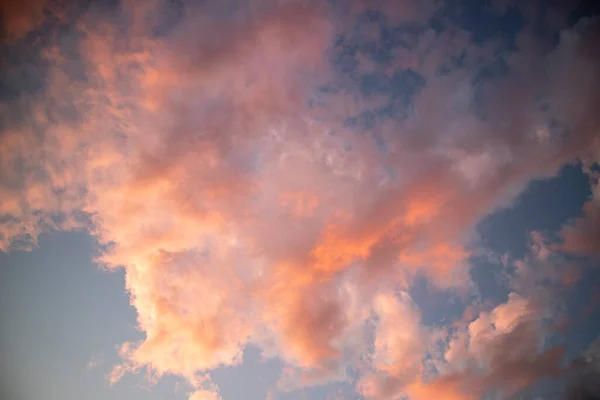Photographic documentation of the warm colors of the clouds at sunset