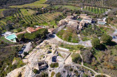 Toskana İtalya 'daki Bagno Vignoni antik köyünün hava fotoğrafları.