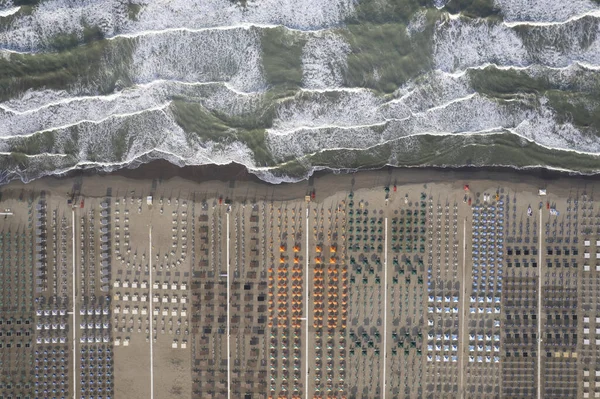 Widok Lotu Ptaka Plaży Versilia Wzburzonym Morzem Sfotografowany Góry — Zdjęcie stockowe