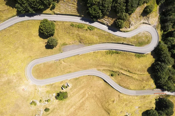 山の道路の伸びの曲線の航空写真文書 — ストック写真