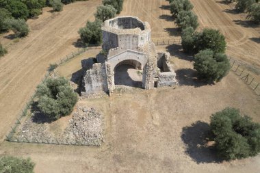 San Bruzio İtalya Manastırı 'nın kalıntılarının fotoğrafları.