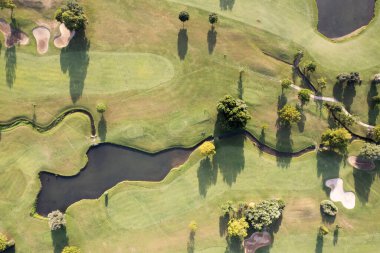 Golf oynamak için yeşil bir alanın havadan çekilmiş fotoğrafları. 