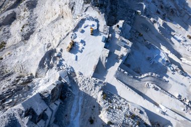 Carrara İtalya 'sında beyaz mermer çıkarmak için kullanılan bir taş ocağının havadan çekilmiş belgesi. 