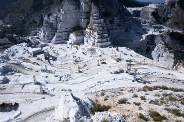 Carrara İtalya 'sında beyaz mermer çıkarmak için kullanılan bir taş ocağının havadan çekilmiş belgesi. 