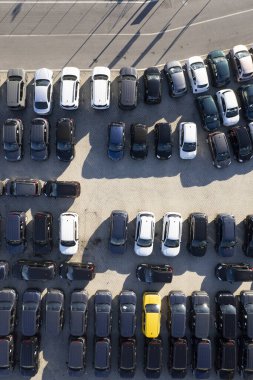 Satılık arabaların depolanması için bir avlunun havadan çekilmiş fotoğrafları. 