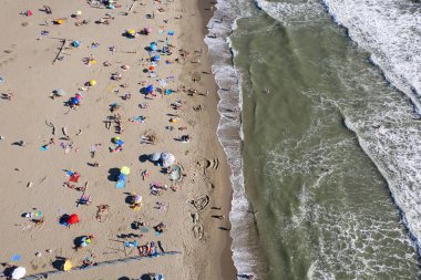 Yazın serbest bir plajın havadan çekilmiş fotoğrafları. 