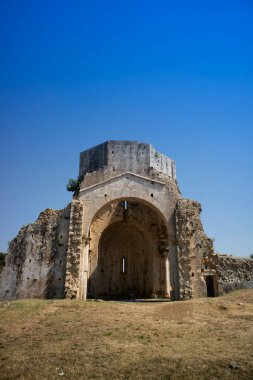 San Bruzio Tuscany Manastırı 'nın kalıntılarının fotoğrafları. 