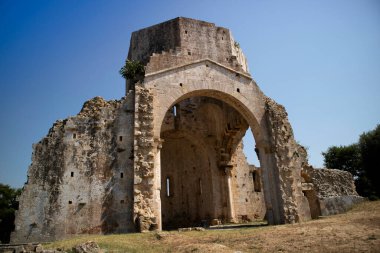 San Bruzio Tuscany Manastırı 'nın kalıntılarının fotoğrafları. 
