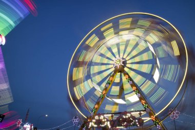 Bir lunaparktaki dönme dolabın fotografik belgeleri. 