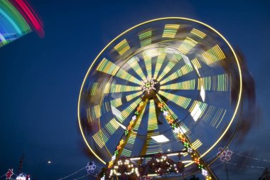 Bir lunaparktaki dönme dolabın fotografik belgeleri. 