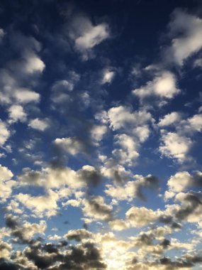 Şafakta çekilen bir dizi renkli bulutun fotografik belgeleri 