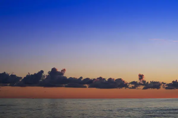 Φωτογραφική Τεκμηρίωση Των Νεφών Κατά Ηλιοβασίλεμα Πάνω Από Θάλασσα — Φωτογραφία Αρχείου