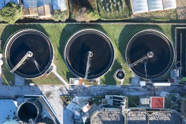 Bir kanalizasyon arıtma merkezinin havadan çekilmiş fotoğrafları. 