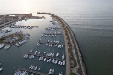 Marina di Pisa Limanı 'nın günbatımında çekilmiş hava fotoğrafları. 