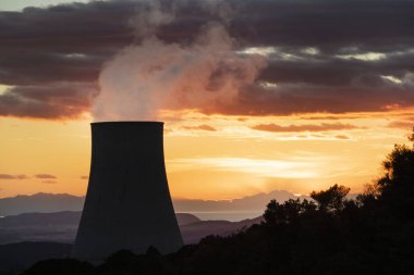 Tuscany, İtalya 'da elektrik üretimi için boraciferous üfleyicilerinin sömürülmesi için elektrik santralinde gün batımı 