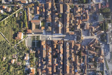 Tarihi Pietrasanta Toskana İtalya şehrinin hava fotoğrafları. 