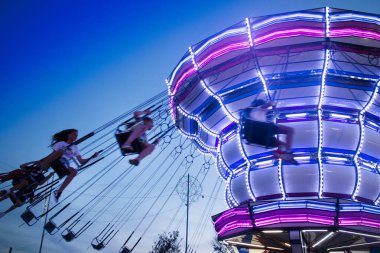 Akşamları çekilen bir Luna Park çekiminin fotoğrafları. 