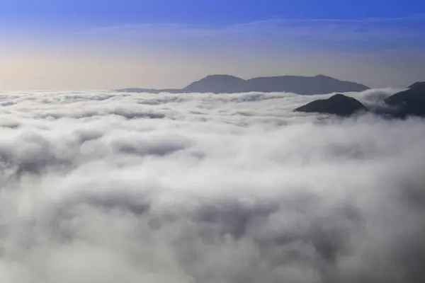 Documentazione Fotografica Del Momento Cui Nebbia Sorge Nella Valle Mattina Fotografia Stock