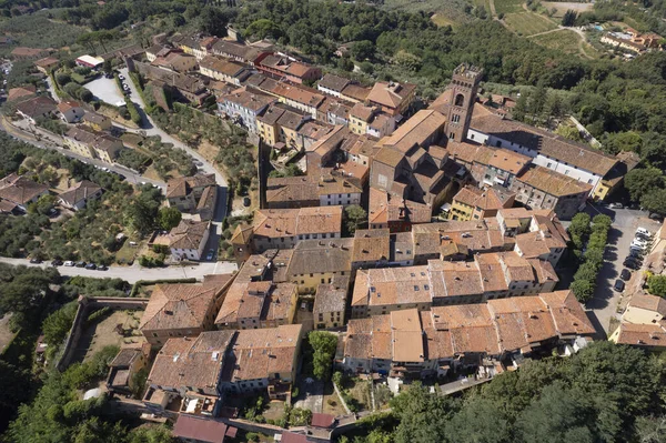 托斯卡纳卢卡省中世纪城镇蒙特卡洛的空中摄影记录 图库照片