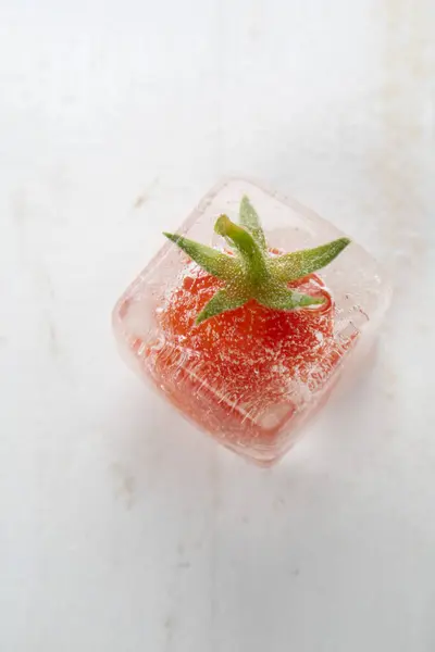 Dokumentacja Fotograficzna Niektórych Małych Pomidorów Wewnątrz Kostki Lodu Obrazy Stockowe bez tantiem