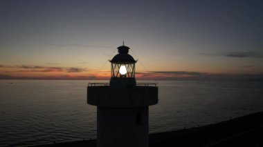 Gün batımında Viareggio deniz fenerinin hava manzarası