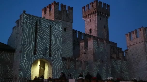 Nachtvideodokumentation Der Eingangstür Des Wunderschönen Schlosses Von Sirmione Der Provinz — Stockvideo
