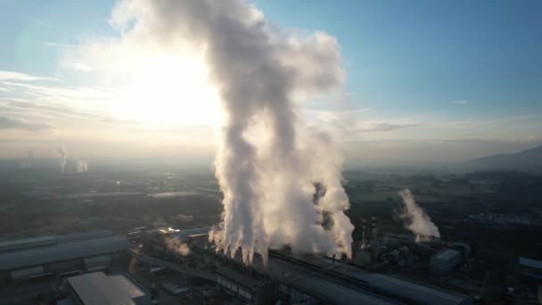 全生産で水蒸気を空気に放出する工場の航空ビデオドキュメンテーション — ストック動画
