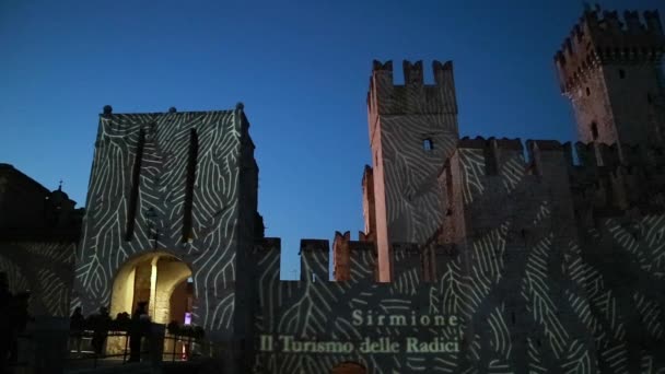 Documentación Vídeo Nocturno Puerta Entrada Del Hermoso Castillo Sirmione Provincia — Vídeos de Stock
