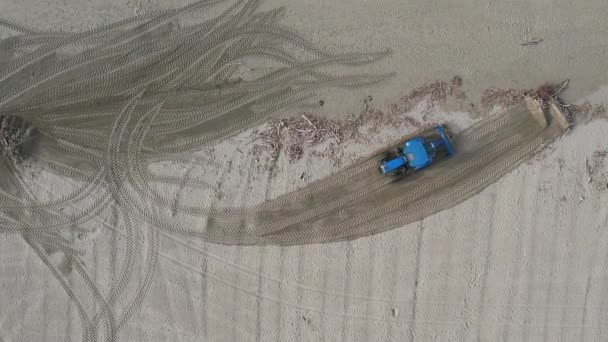 Воздушная Видеосъемка Момента Очистки Пляжа После Шторма Использованием Трактора — стоковое видео