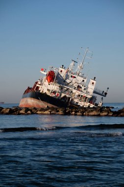 Marina di Massa 'da gemi faciası yaşandı ve tarihi iskelenin bir kısmını yok etti. 