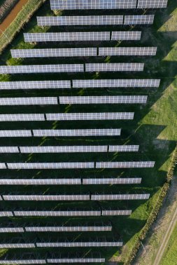 Elektrik üretimi için bir güneş paneli bitkisinin hava görüntüsü. 