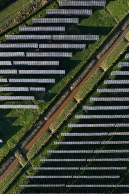 Elektrik üretimi için bir güneş paneli bitkisinin hava görüntüsü. 