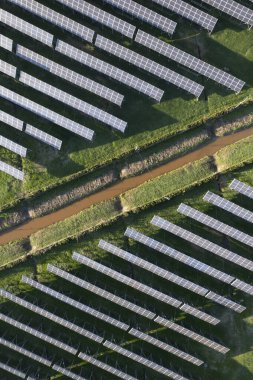 Elektrik üretimi için bir güneş paneli bitkisinin hava görüntüsü. 