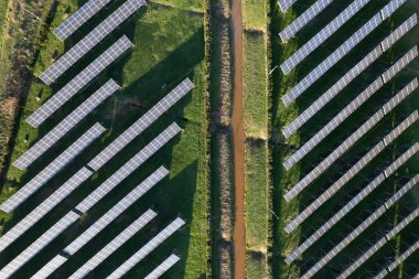 Elektrik üretimi için bir güneş paneli bitkisinin hava görüntüsü. 