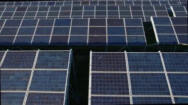 Elektrik üretimi için bir güneş paneli fabrikasının havadan çekilmiş videosu 