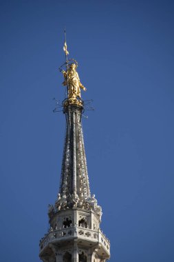 Bakire 'nin resmedildiği heykel Milano' daki Duomo 'da cennete götürüldü. 