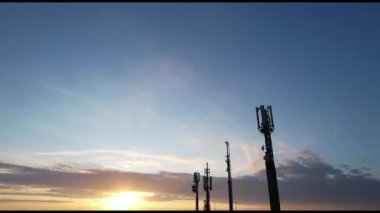 Cep telefonu antenlerinin günbatımında çekilmiş hava görüntüsü 