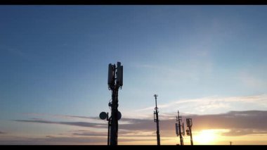 Cep telefonu antenlerinin günbatımında çekilmiş hava görüntüsü 
