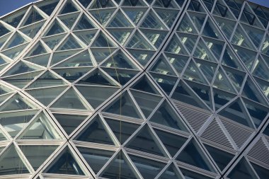 Milano şehrinin modern binalarının mimari detaylarının fotoğraflı belgeleri. 