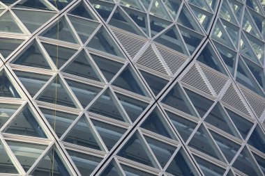 Milano şehrinin modern binalarının mimari detaylarının fotoğraflı belgeleri. 