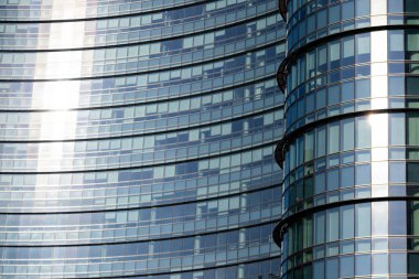 Milano şehrinin modern binalarının mimari detaylarının fotoğraflı belgeleri. 