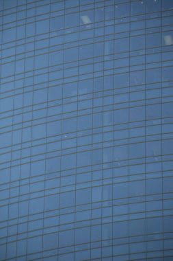 Milano şehrinin modern binalarının mimari detaylarının fotoğraflı belgeleri. 