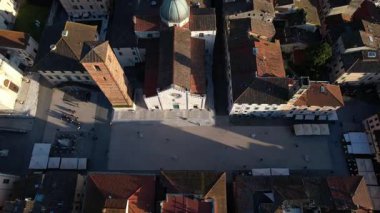 Pietrasanta İtalya sanat şehrinin hava görüntüleri gün batımında çekildi 